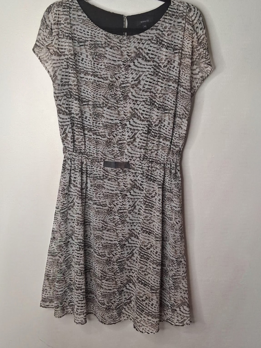 RW&CO. Printed Short-Sleeve Mini Dress in Gray and Black Pattern
